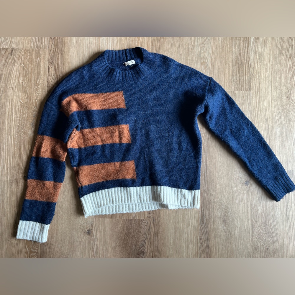 Women’s knit crew neck sweater
